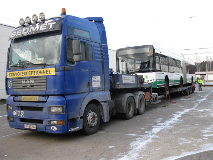 Der Gelenkobus 051 wird nun durch den LKW-Fahrer gesichert.